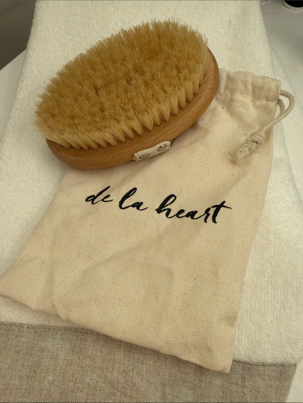 De La Heart Natural Wood Dry Body Brush with Pouch